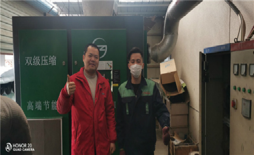 薩震節(jié)能空壓機(jī)售后服務(wù)鐵軍為南通客戶安裝空壓機(jī)現(xiàn)場！